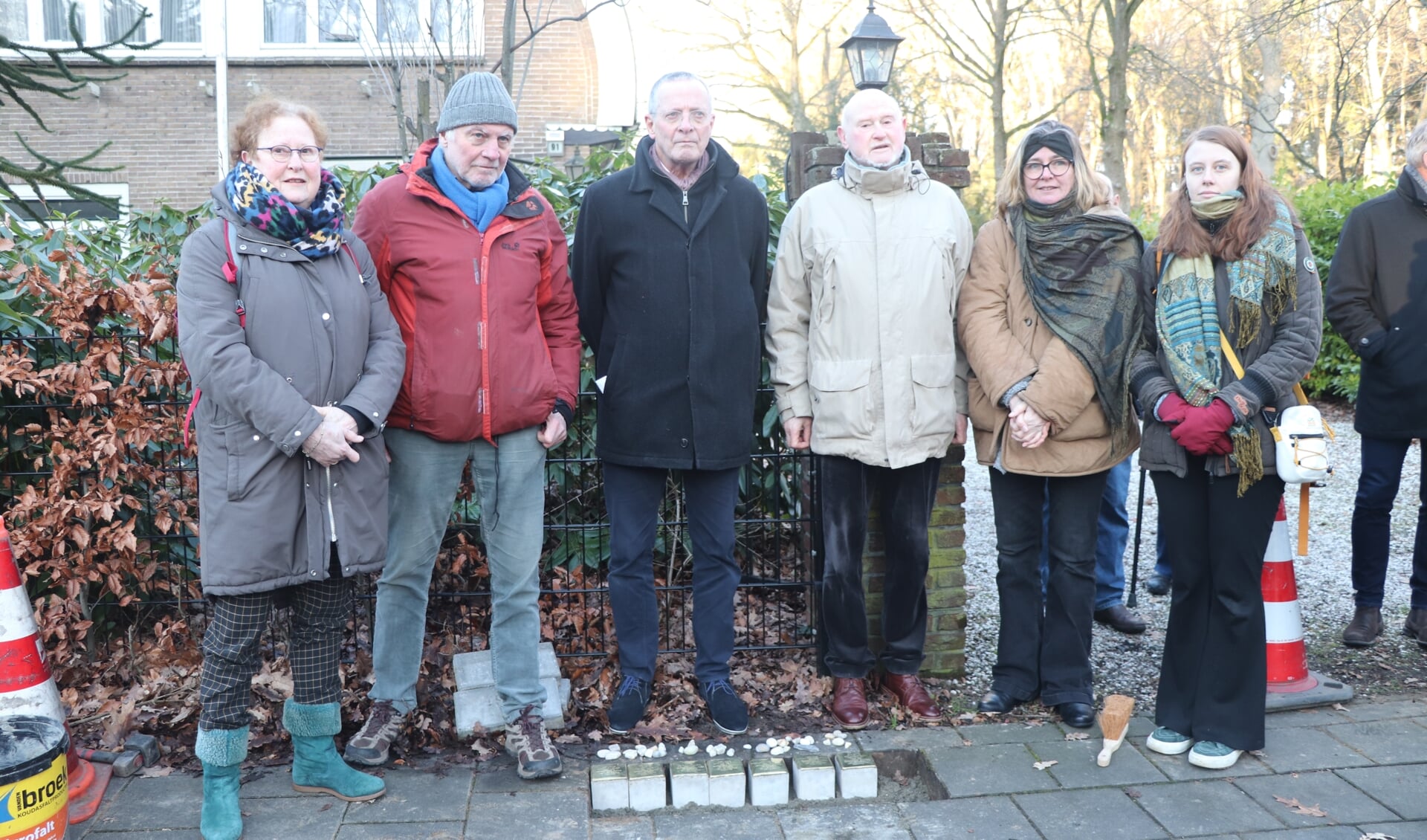 Familieleden van Arthur Meijer en Helene Meijer-Cohen plaatsen struikelstenen aan de Harderwijkerstraat.