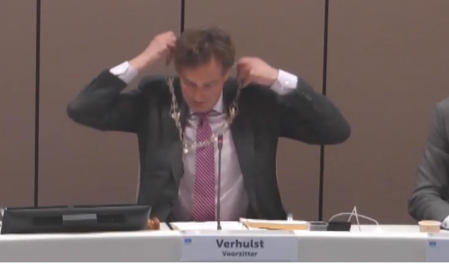 Burgemeester Verhulst doet zijn ambtsketen even af voor instelling vertrouwenscommissie vanwege zijn herbenoeming.