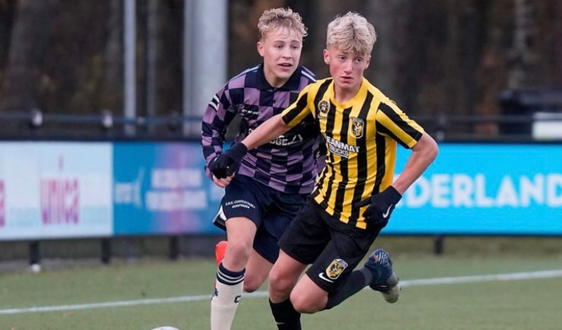 Barnevelder Jort van de Glind in actie namens Vitesse Onder 15 jaar tegen Go Ahaed Eagles.  
