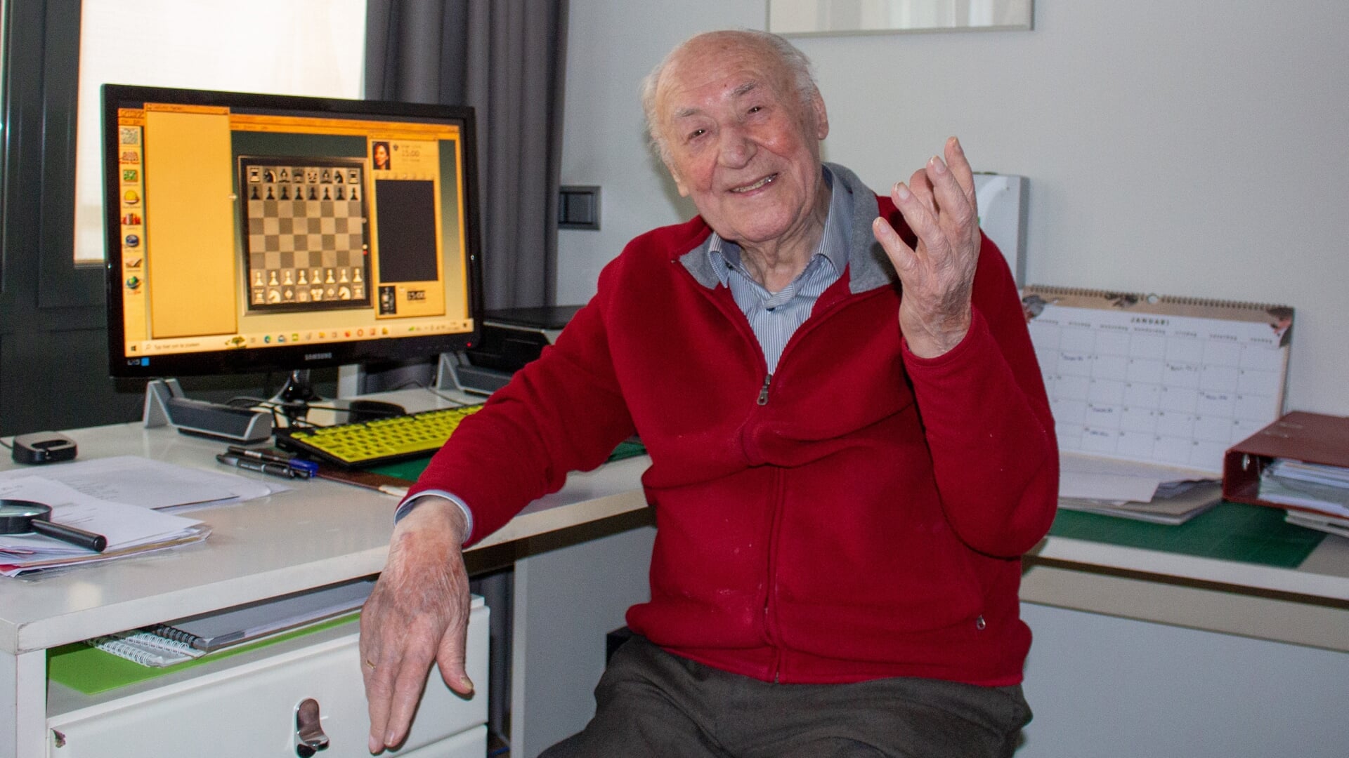Arnold van Herk begint zo aan zijn dagelijkse schaakpartij achter de computer.