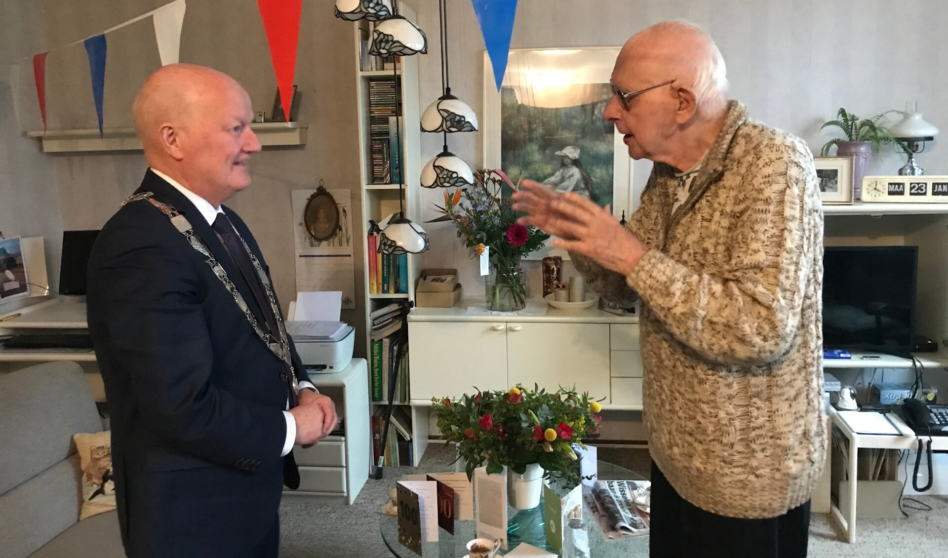Burgemeester van Bennekom feliciteert de 100 jarige heer van den Berge uit Odijk