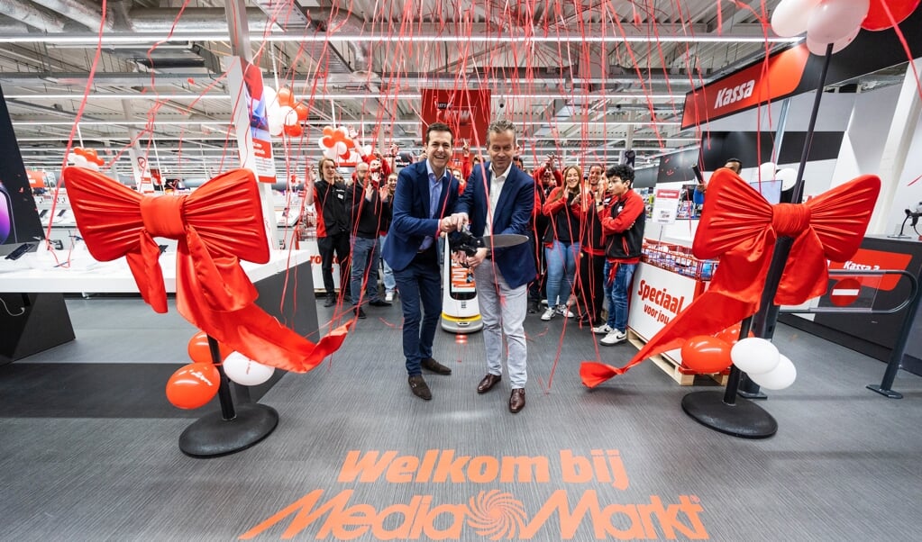 Opening verricht door Marvin van Santen, vestigingsdirecteur (links) en Marc Steur, Regionaal Directeur MediaMarkt Benelux.