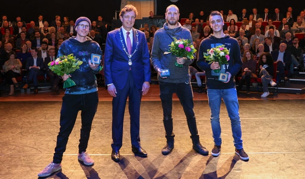 Stephan Beumer, Xander van Soelen en Twan Spierings ontvangen de Jan Hilgerspenning van burgemeester René Verhulst.