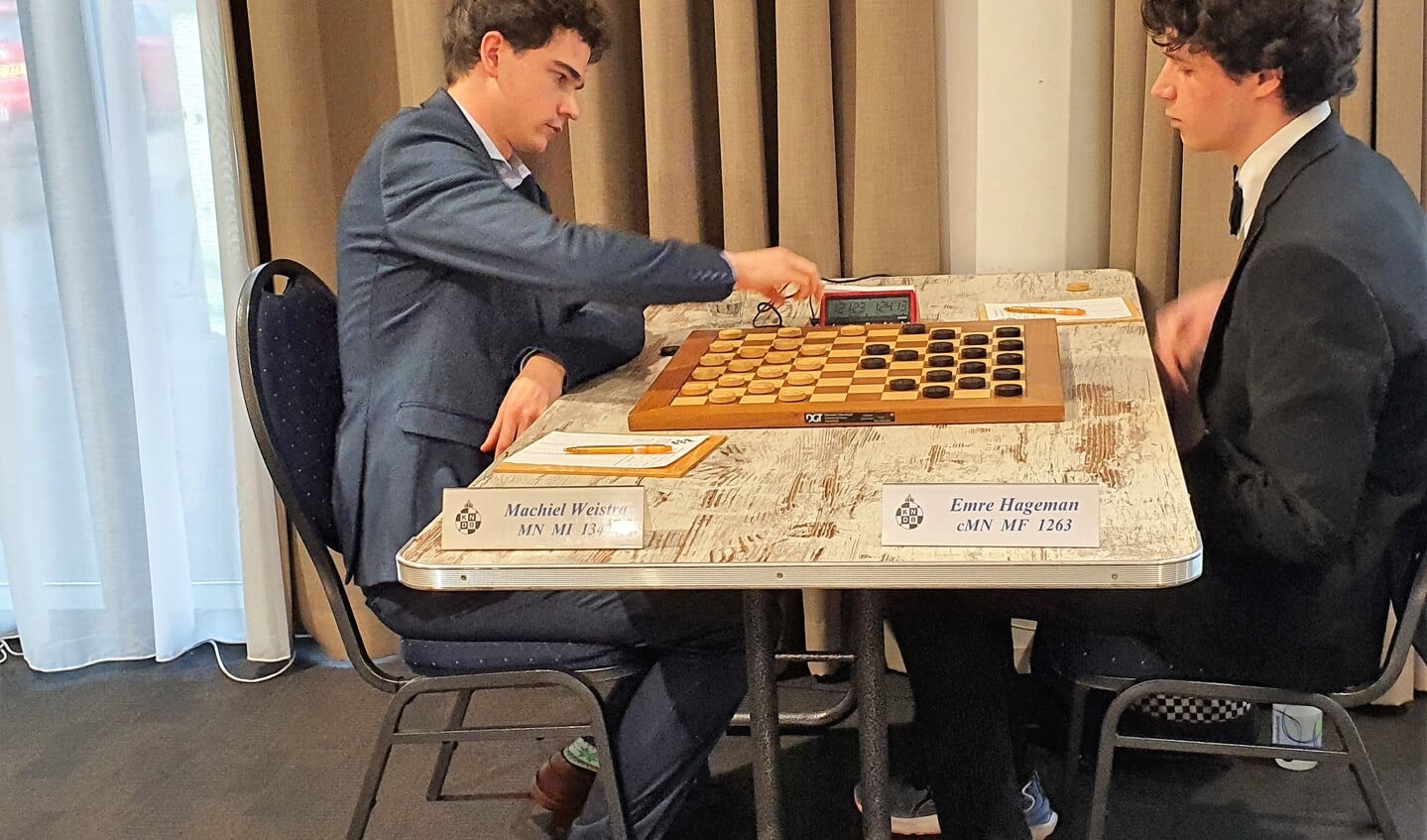 WSDV'er Machiel Westra (links) won zijn eerste partij (2-0) tegen Emre Hageman.