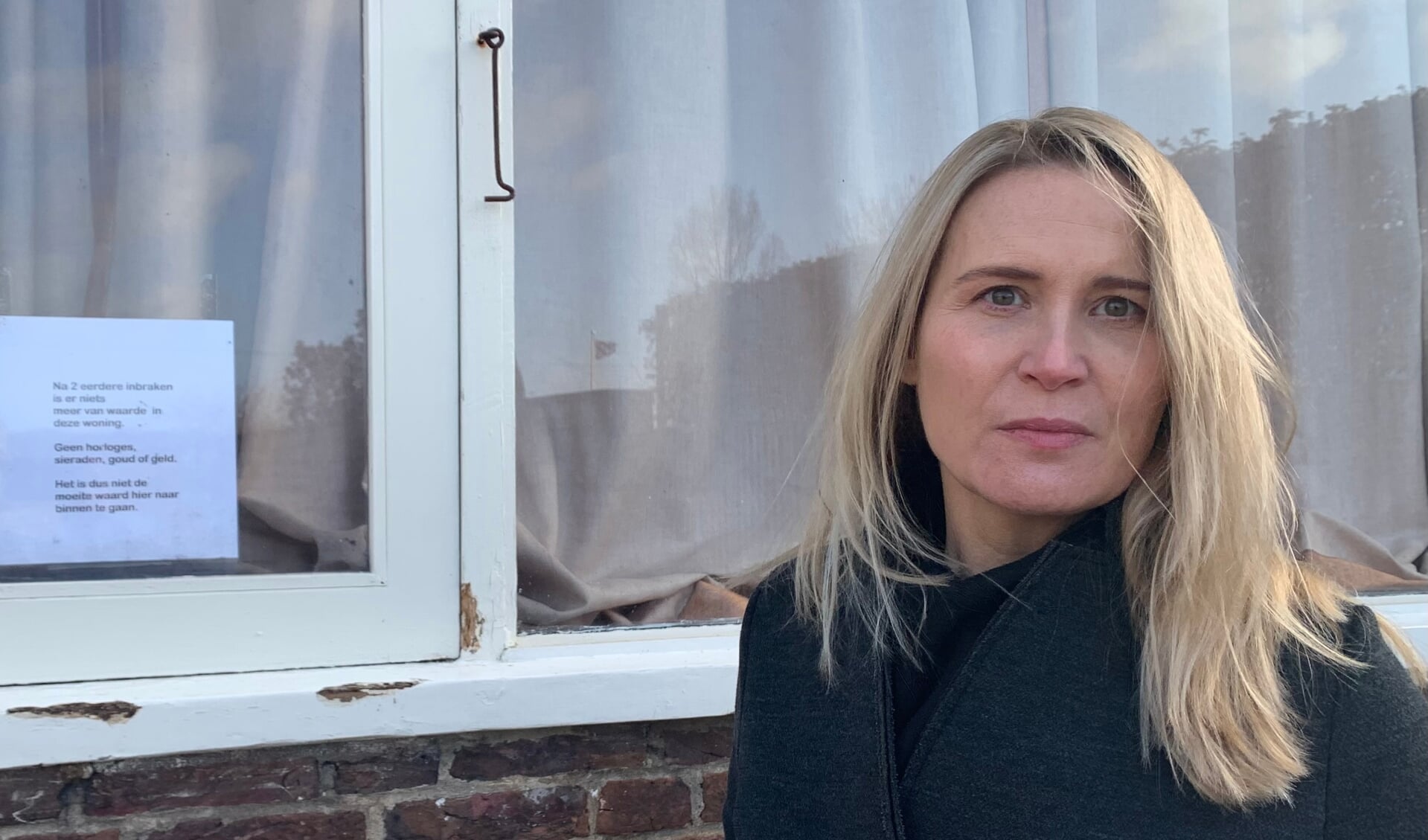 VVD-raadslid Janneke Leegstra bij een Amstelveense woning waar recent is ingebroken met zichtbare braakschade aan de kozijnen.