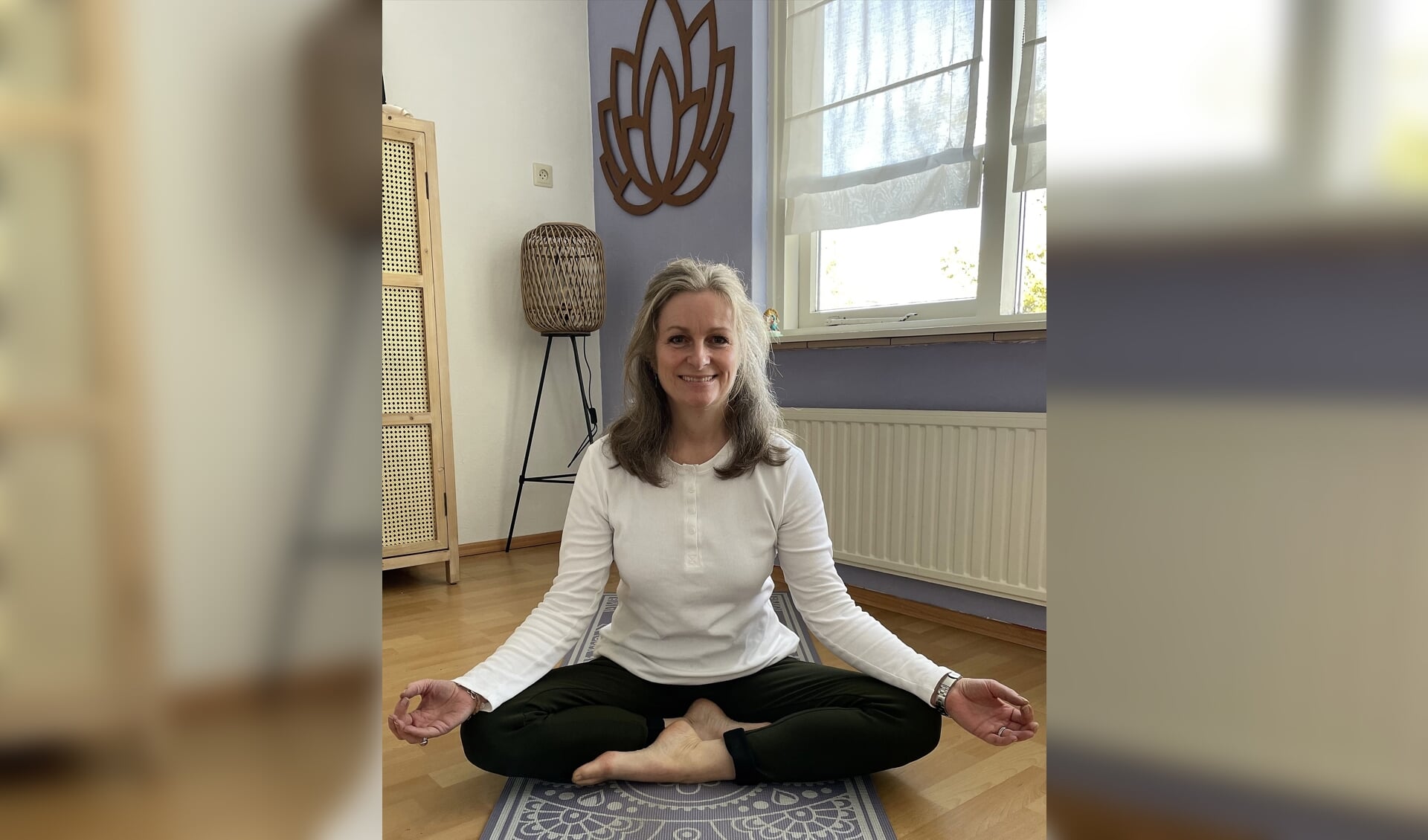 Yogadocente Dominique Prins-König (53) is zelf het beste bewijs dat yogalessen voor iedereen toegankelijk zijn.