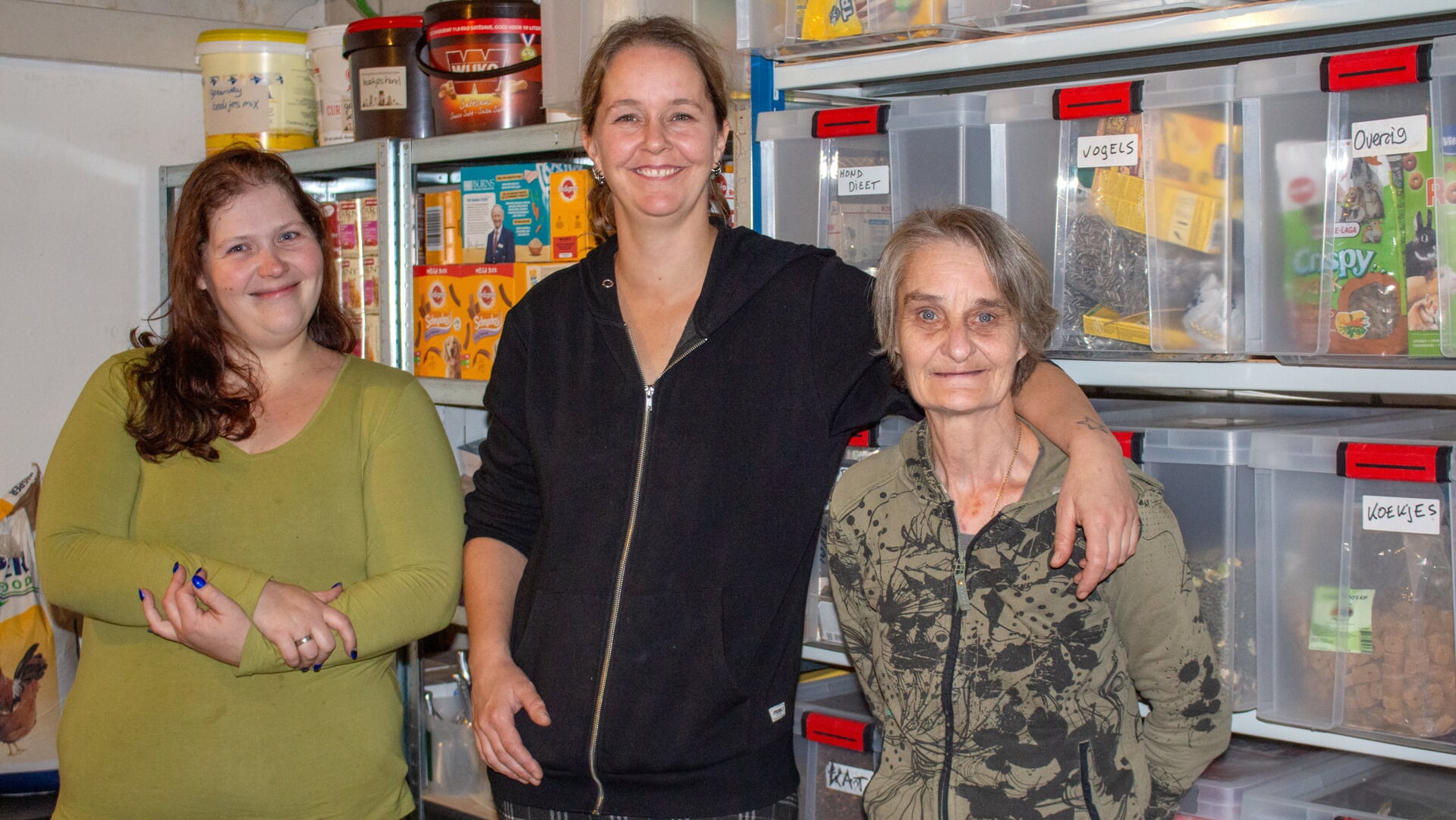 Oprichter Petra Ferdinandus met haar trouwe hulpen Esmeralda (links) en Irene in het souterrain waar je met de bakfiets zo infietst.