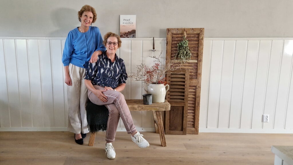 Gerda Valster (li) en Jolanda Grasdijk zijn twee van de zeven organisatoren van de vrouwendag