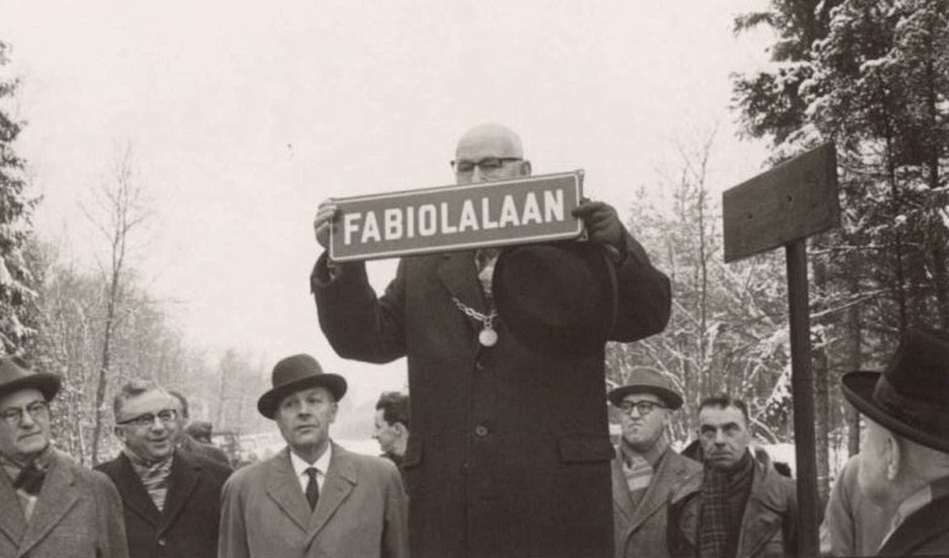 Burgemeester Martens klaar om het naambord bevestigen op 15 december 1960. 