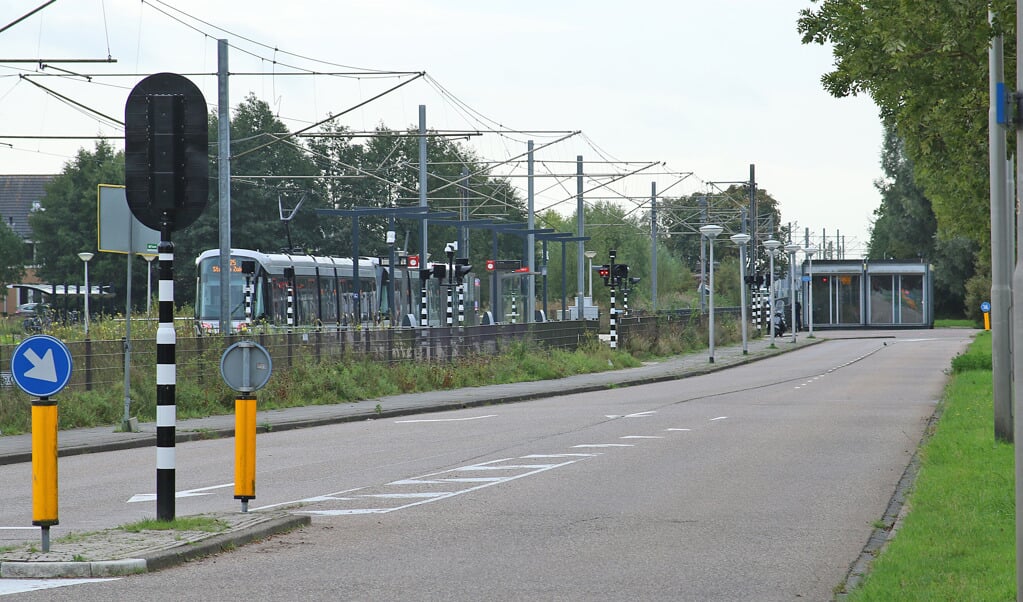 De Hammarskjöldsingel eindigt nu bij de tramhalte Westwijk. Het college wil de weg doortrekken naar De Scheg.