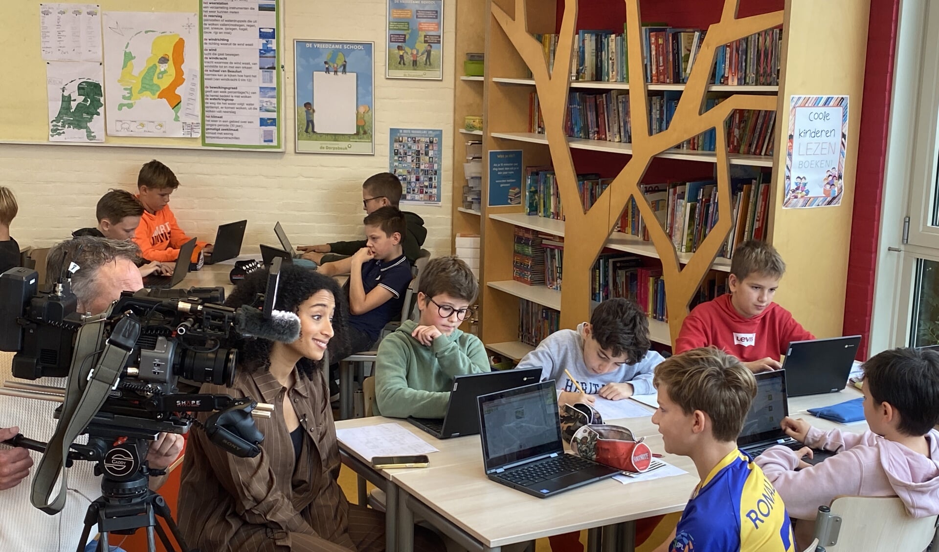  Televisiepresentator en nieuwslezer van het Jeugdjournaal Evita Mac-nack in gesprek met leerlingen van Scherpenzeelse De Dorpsbeuk.