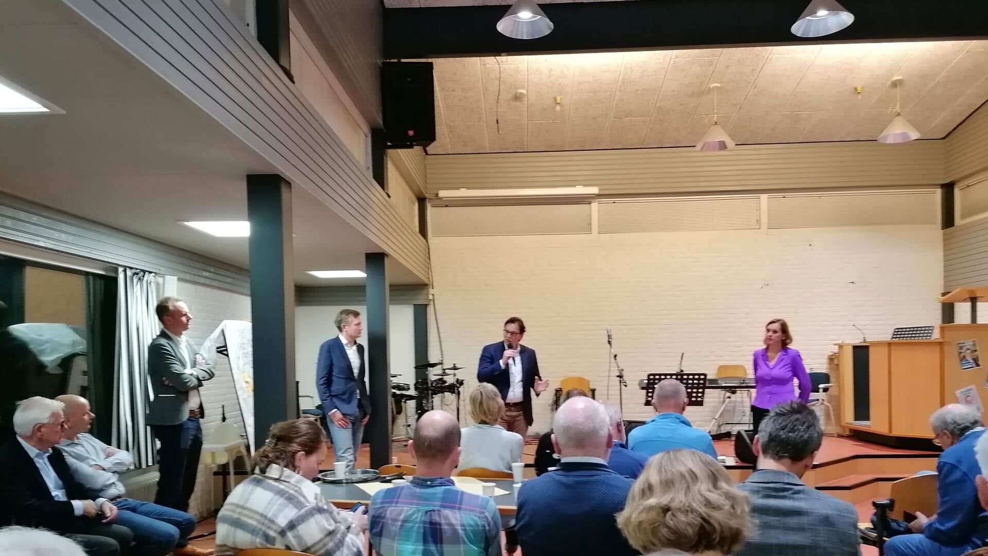 Politici in debat met de zaal over de vervuiling van Chemours