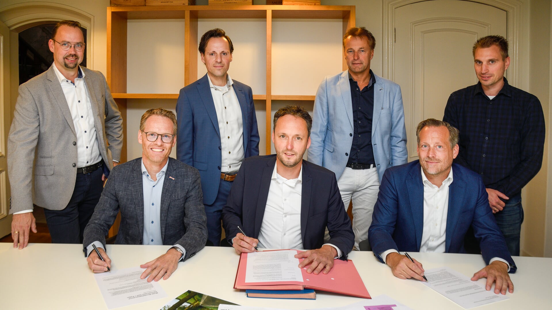 V.l.n.r.: Arnoud Aalten (Aannemersbedrijf G.G. Aalten), Stefan van Dijk (Bemog Projektontwikkeling), Arnold Sprakel (Kondor Wessels Projecten), Bertus Cornelissen (Wethouder Gemeente Putten), Henk Rene Timmer (Bouwbedrijf J. Timmer), Roy Hasselerharm (Kondor Wessels Projecten), Marius Vierwind (Aannemersbedrijf M. Vierwind)