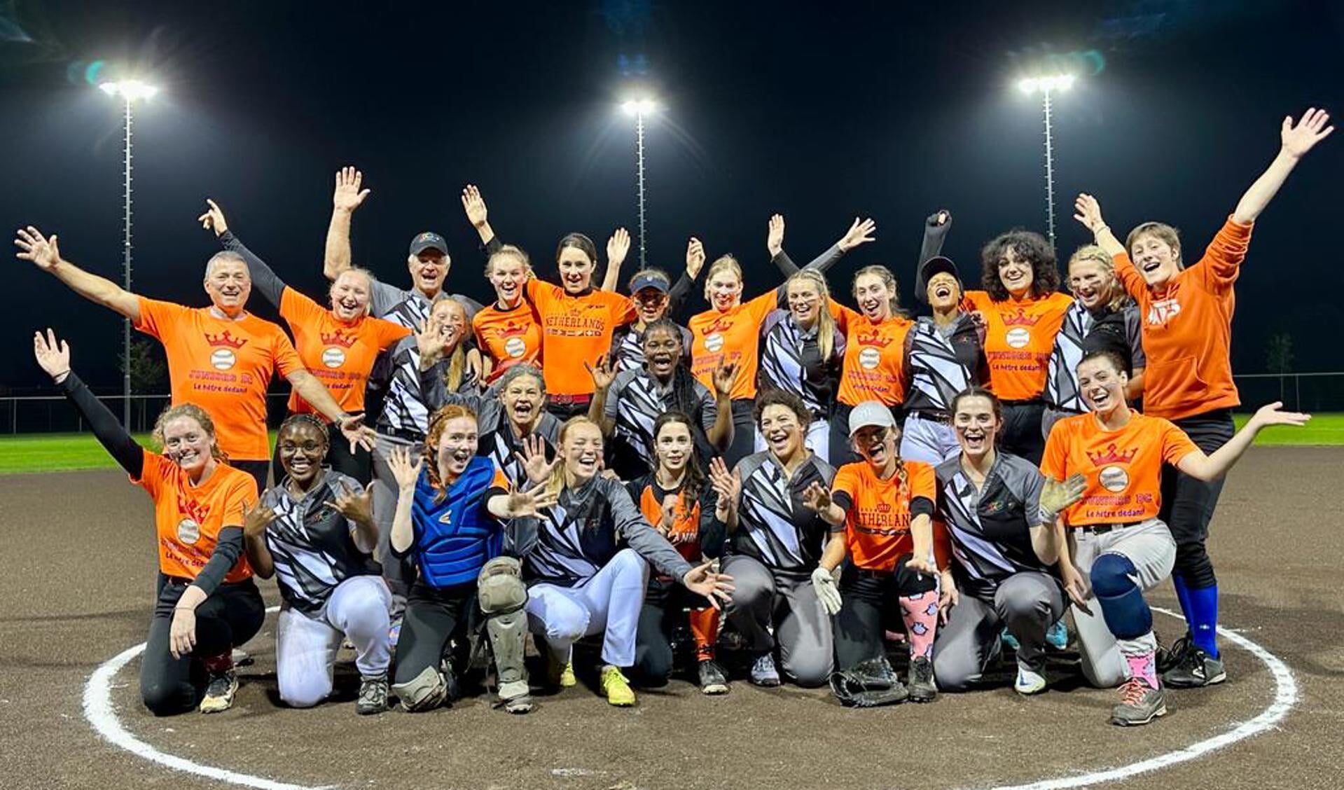 Het combiteam softbal junioren HoutenDragons/Centrals sloot het seizoen 2023 waardig af tegen een college team uit Zuid Afrika.