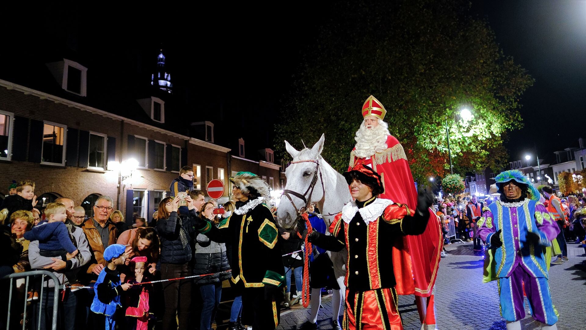 Intocht Sinterklaas in Rhenen ook dit jaar in de avond Al het nieuws