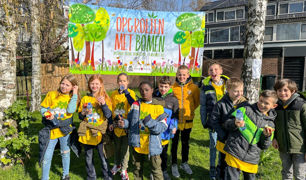 Het thema ‘Opgroeien met bomen’ van de Nationale Boomfeestdag 2023 werd op 5 april onthuld met leerlingen van OBS De Westwijzer. 

