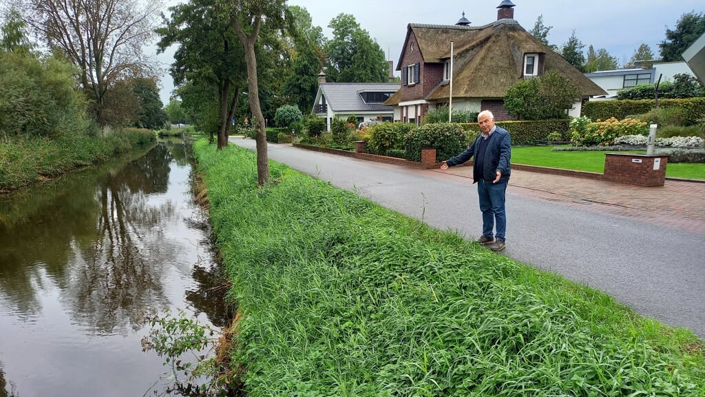 Jan van Hunnik wijst de beschoeiing aan: ,,Nu is het gemaaid maar soms staat het riet heel hoog. Van deze steil kant kun je ook niet snel op de kant klimmen.