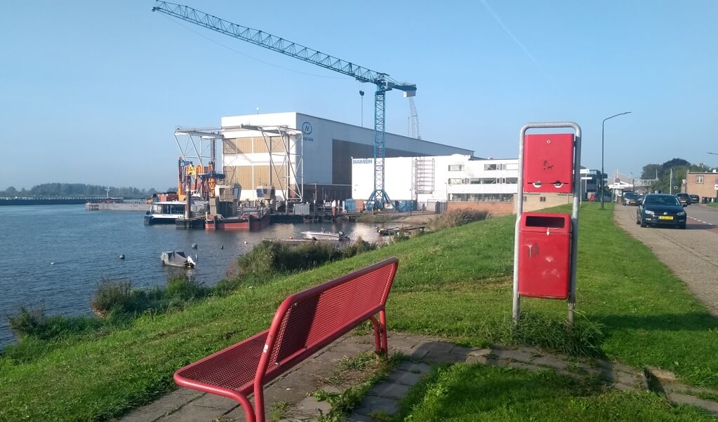 Bij de nieuwe bankjes wordt ook een prullenbak geplaatst zoals hier langs de Rivierdijk