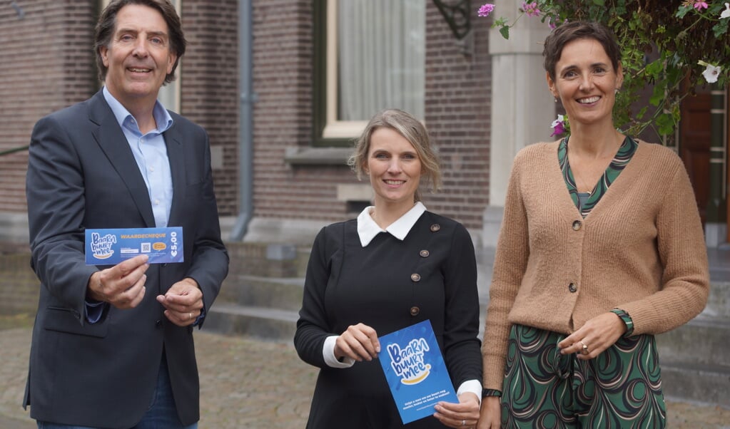 Wethouder Hugo Prakke, Krystle Hemken en Rian Boot hopen dat inwoners hun buurtcheque gaan verzilveren.