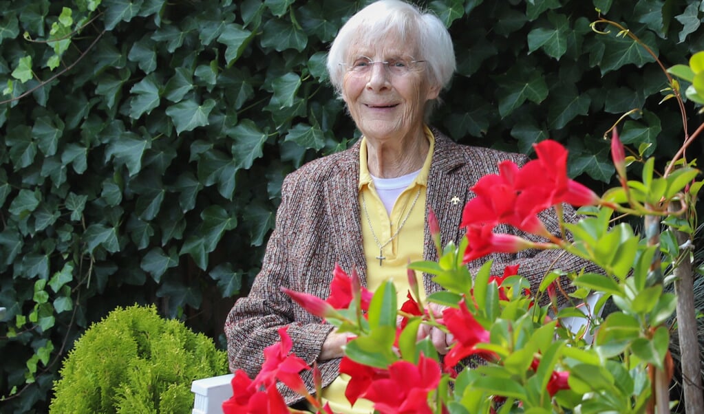 Zuster Marlies (91) heeft naar eigen zeggen geen tijd om achter de geraniums te zitten. 