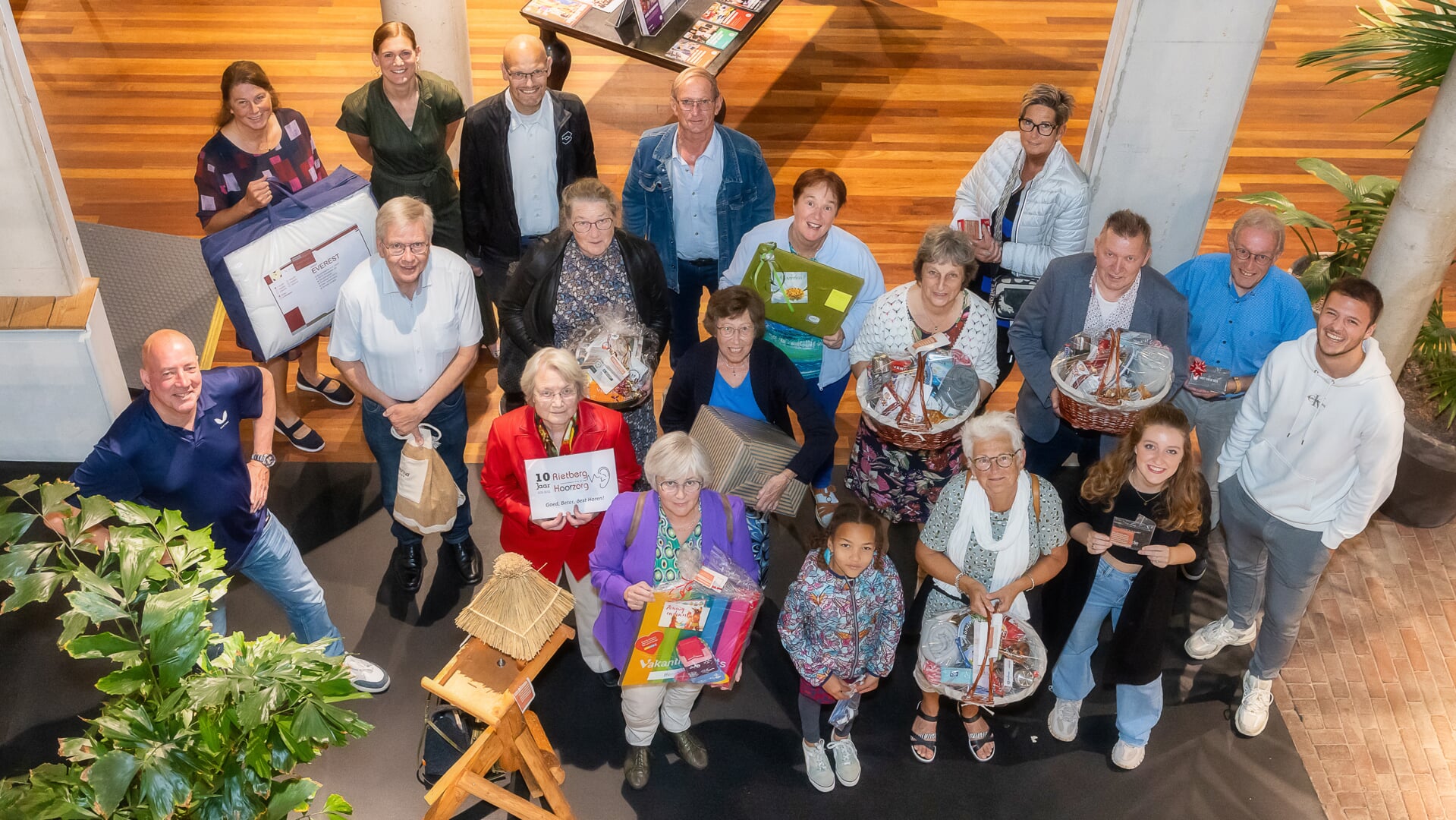 Alle gelukkige winnaars met elkaar op de foto.