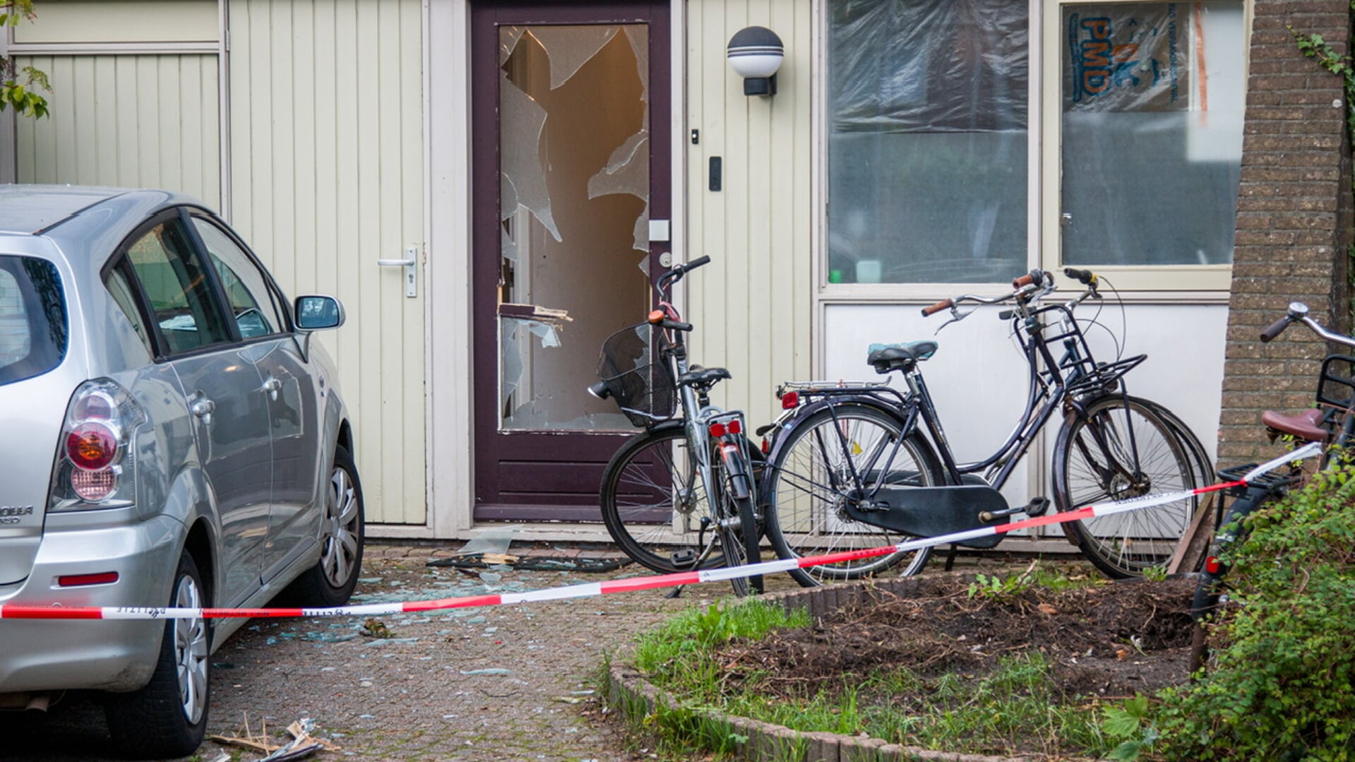 De politie vermoedt dat vuurwerk door de brievenbus naar binnen is gegooid en zoekt getuigen van het incident.