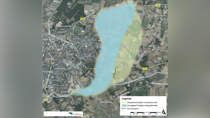Bij de zoektocht naar een rondweg-tracé focust de gemeente zich op het blauwe gebied, dicht tegen het dorp aan.