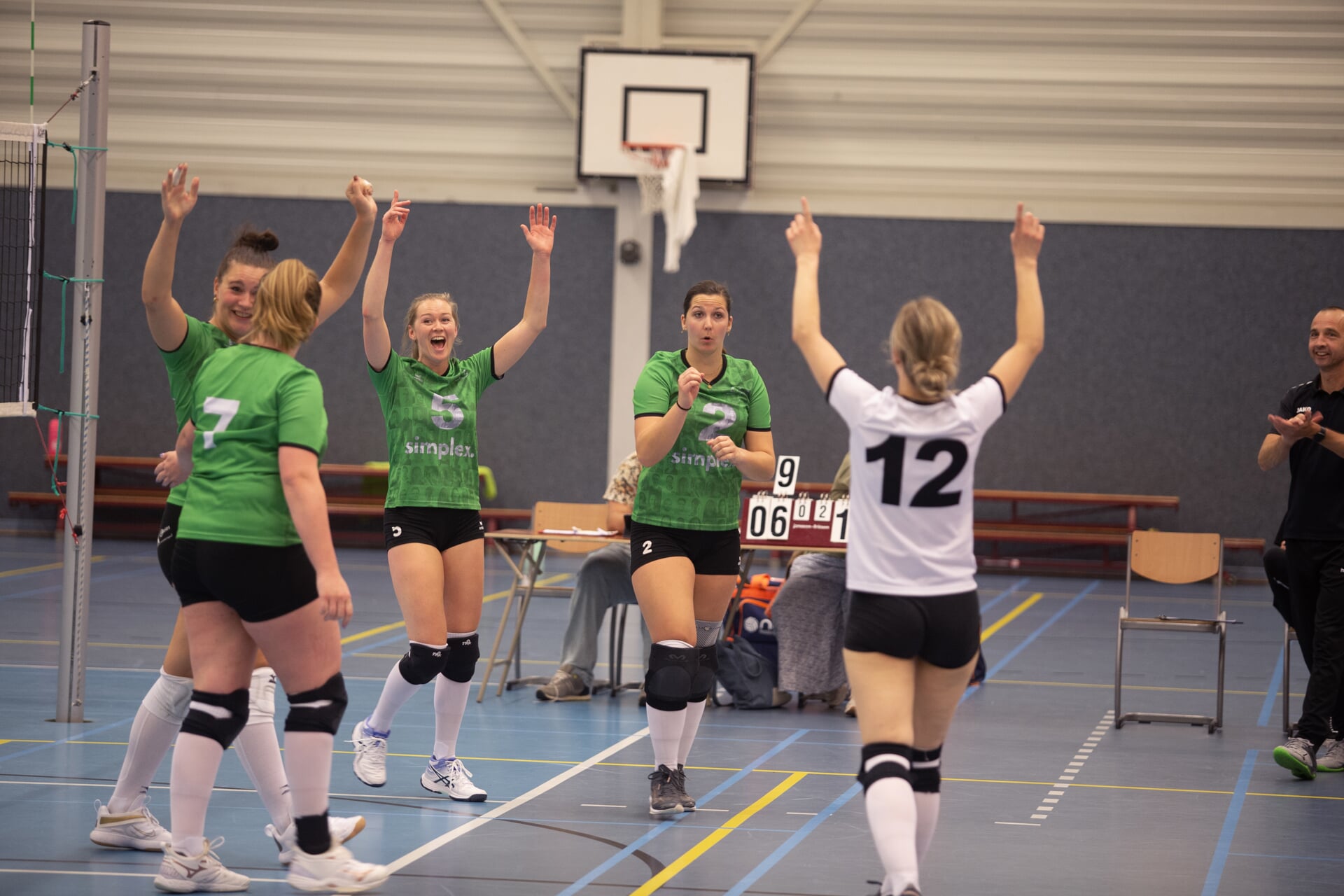 SSS viert een feestje na een gescoord punt tegen Utrecht. 