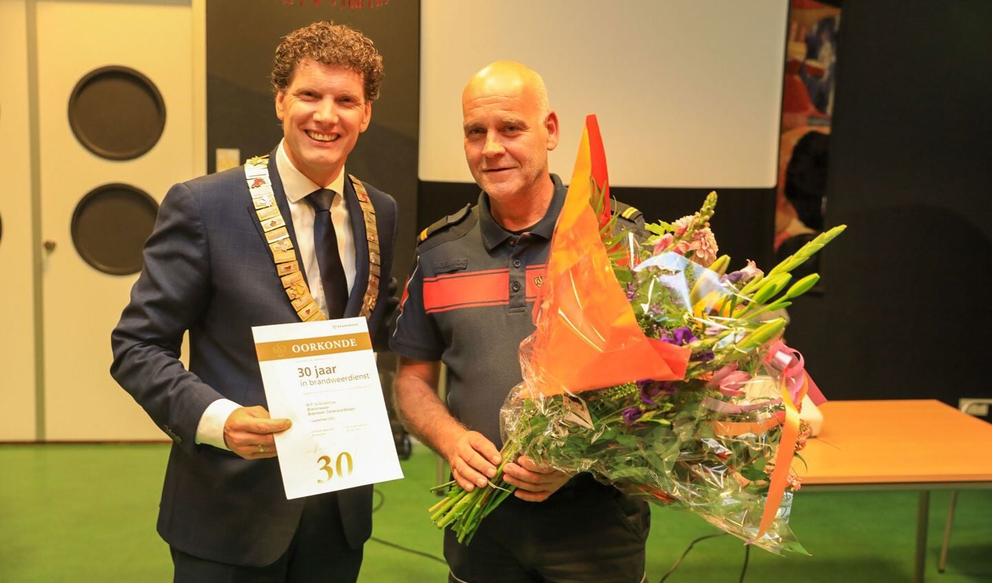 Jubilaris Peter te Grotenhuis en burgemeester Jacco van der Tak.