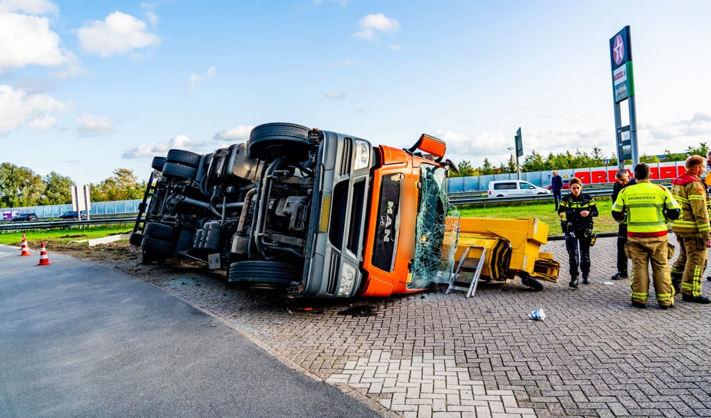 Vrachtwagen Kantelt Bij Tankstation Op A28 Harderwijk, Hulpdiensten ...