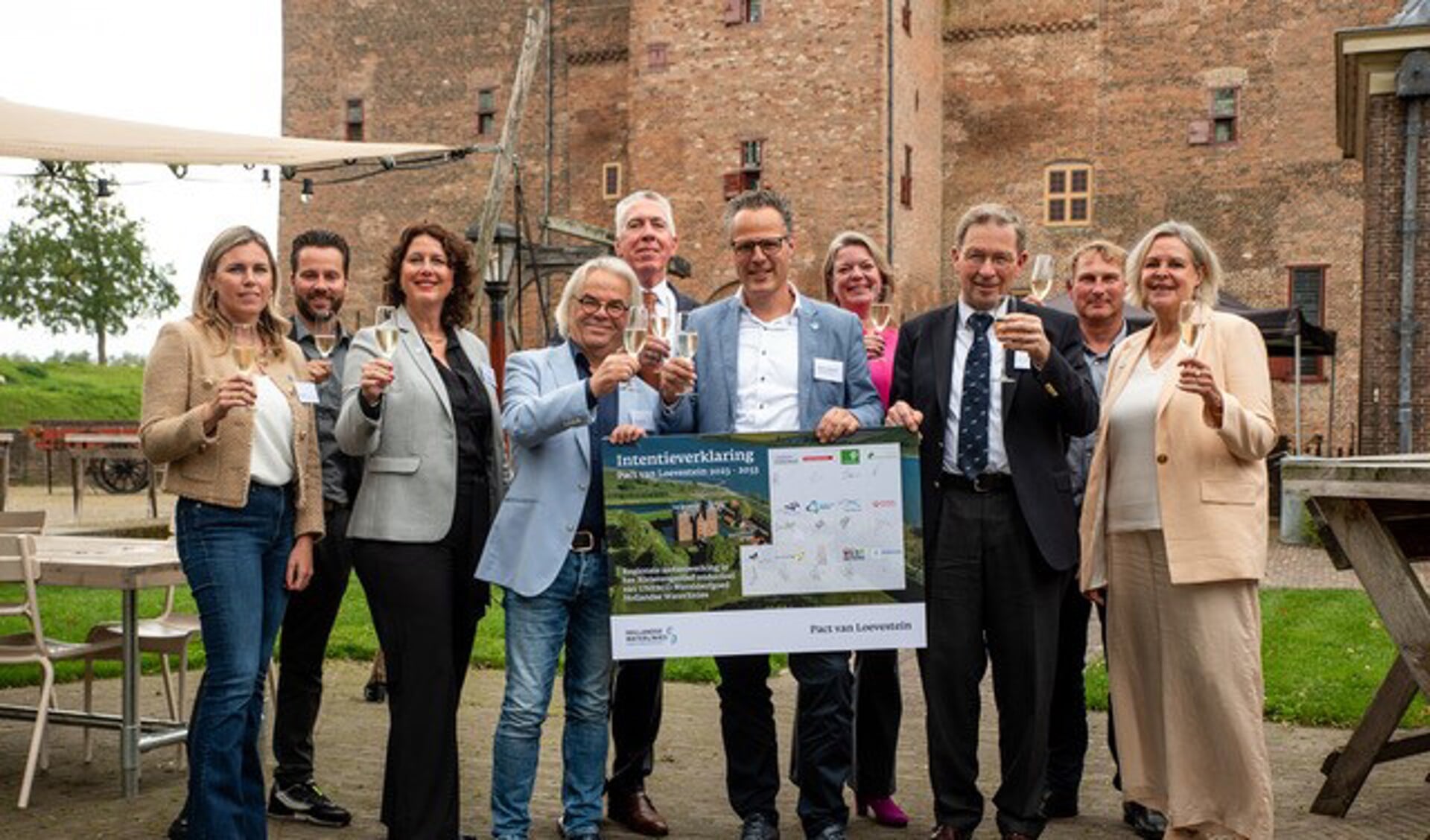 Rechts wethouder Attie Mager en derde van links wethouder Claudia Schipper op slot Loevestein