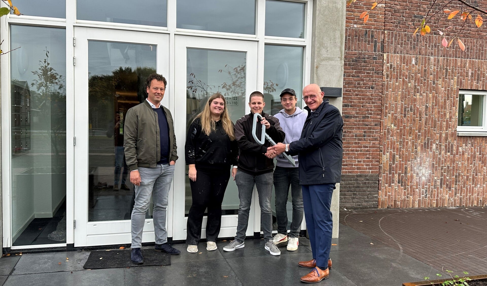 Wethouder Bennie Wijnne overhandigt de 'eerste sleutel' van het appartementencomplex voor starters in Holzenbosch.