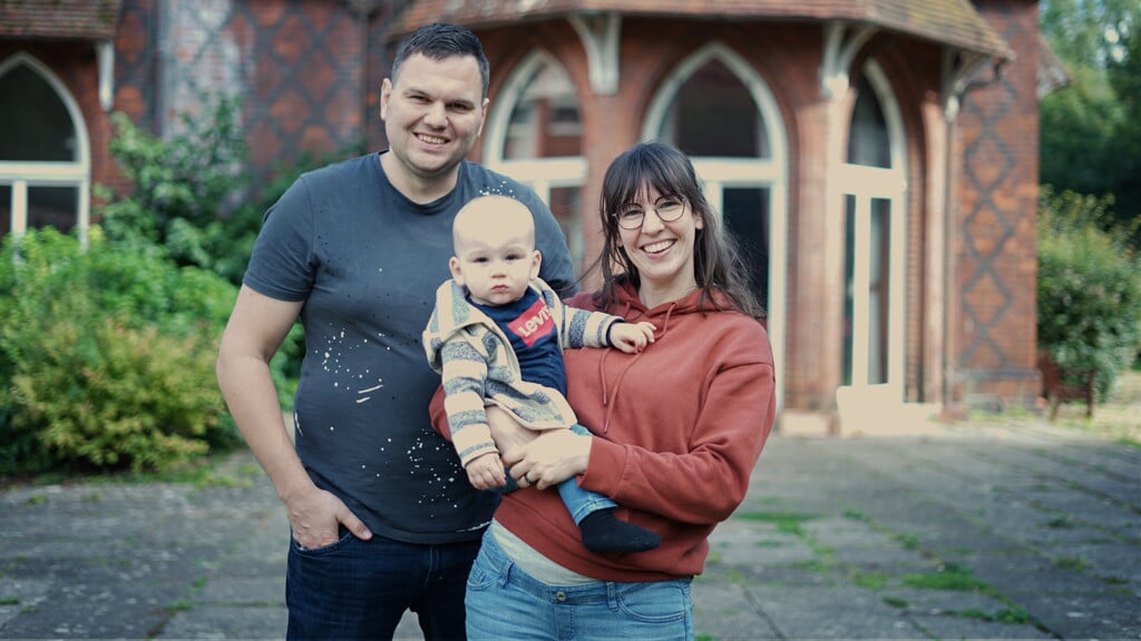 Joost en Anke Gerritsen bereiden zich met hun zoontje Joshua in Engeland voor op de reis.