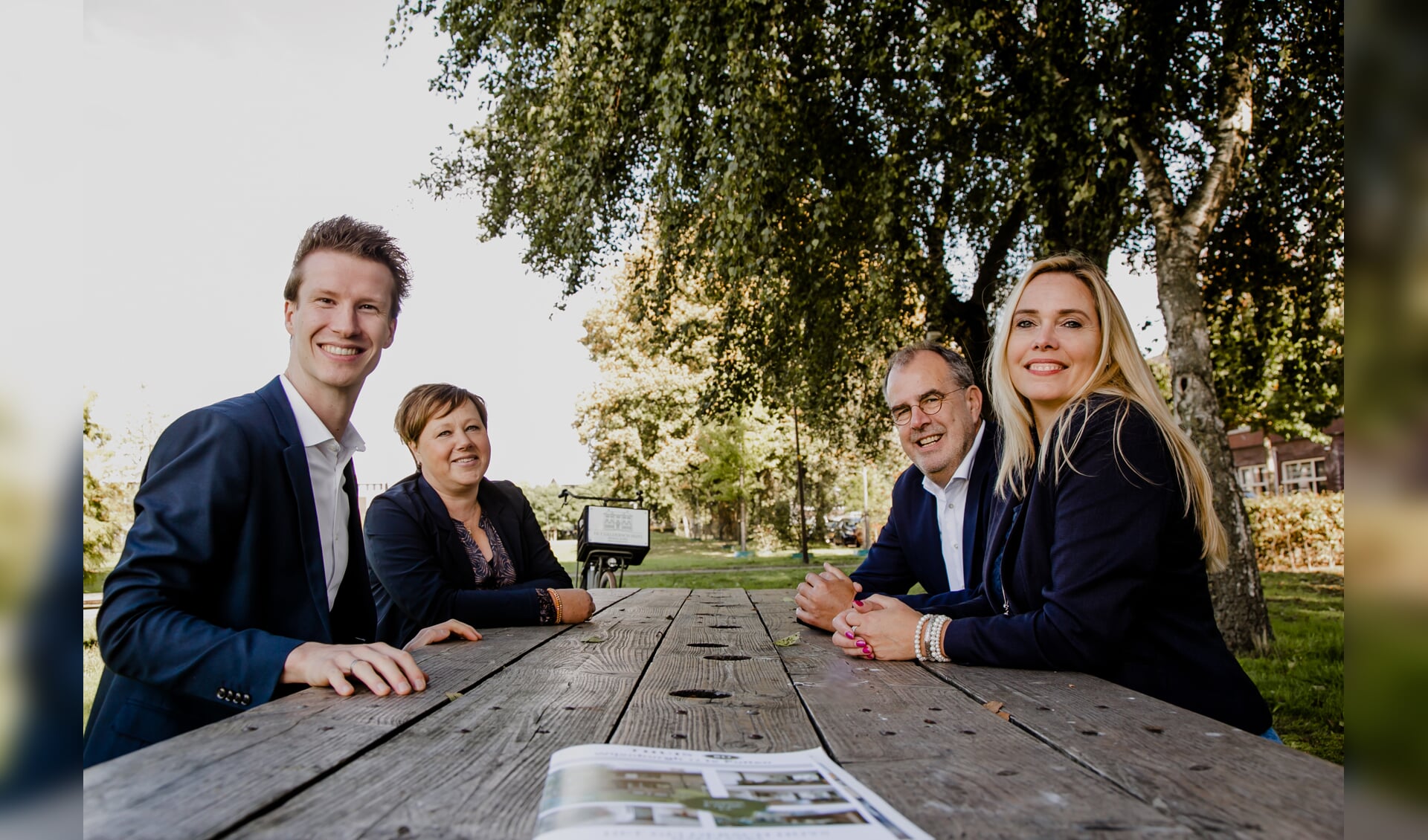 Herwin Kieft en Henriëtte Jansen (beiden links van de tafel) met hun collega’s Klaas van der Werf en Thalia Silvius.