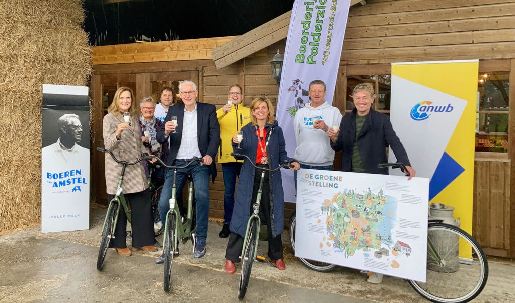 Burgemeester Joyce Langenacker van Ouder-Amstel opende de ANWB-fietsroute met enkele vertegenwoordigers van de Groene Stelling.