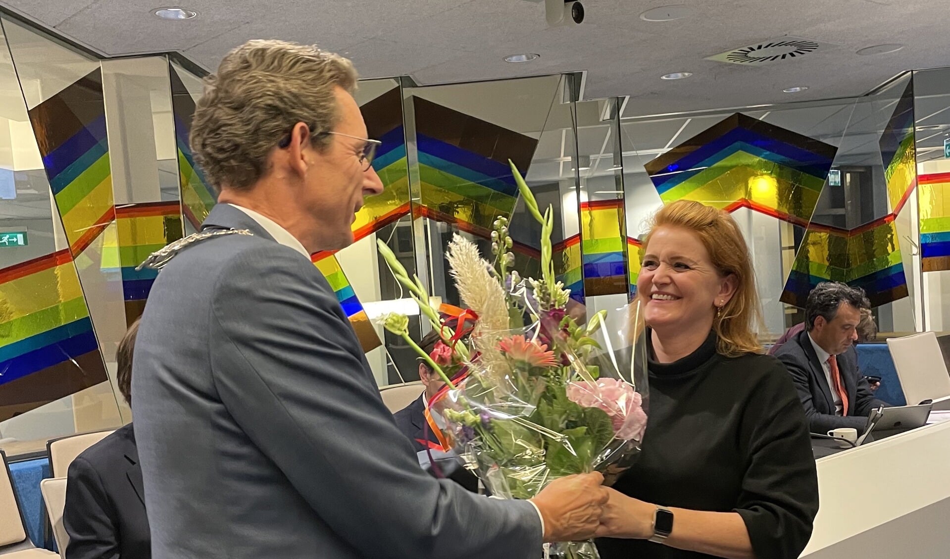 Elisa De Marco krijgt bij haar afscheid bloemen van burgemeester Tjapko Poppens.