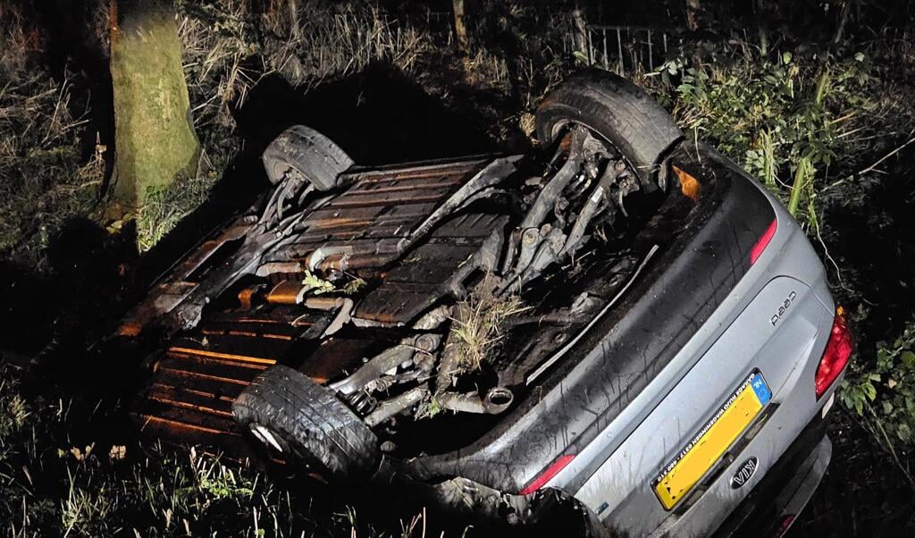 Auto Belandt Op Zijn Kop In De Sloot In Bennekom - EdeStad.nl Nieuws ...