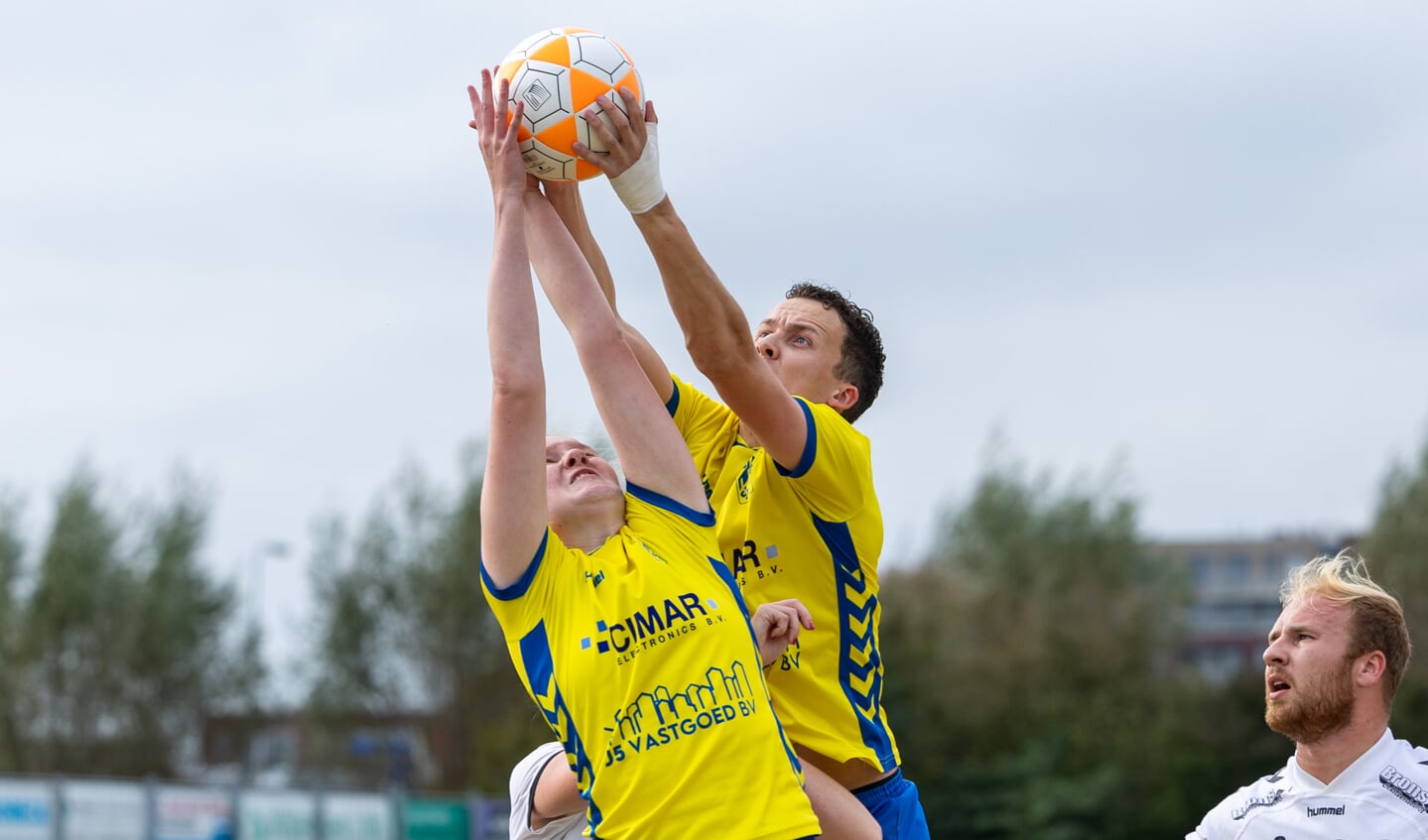 SKF strijdt voor de bal