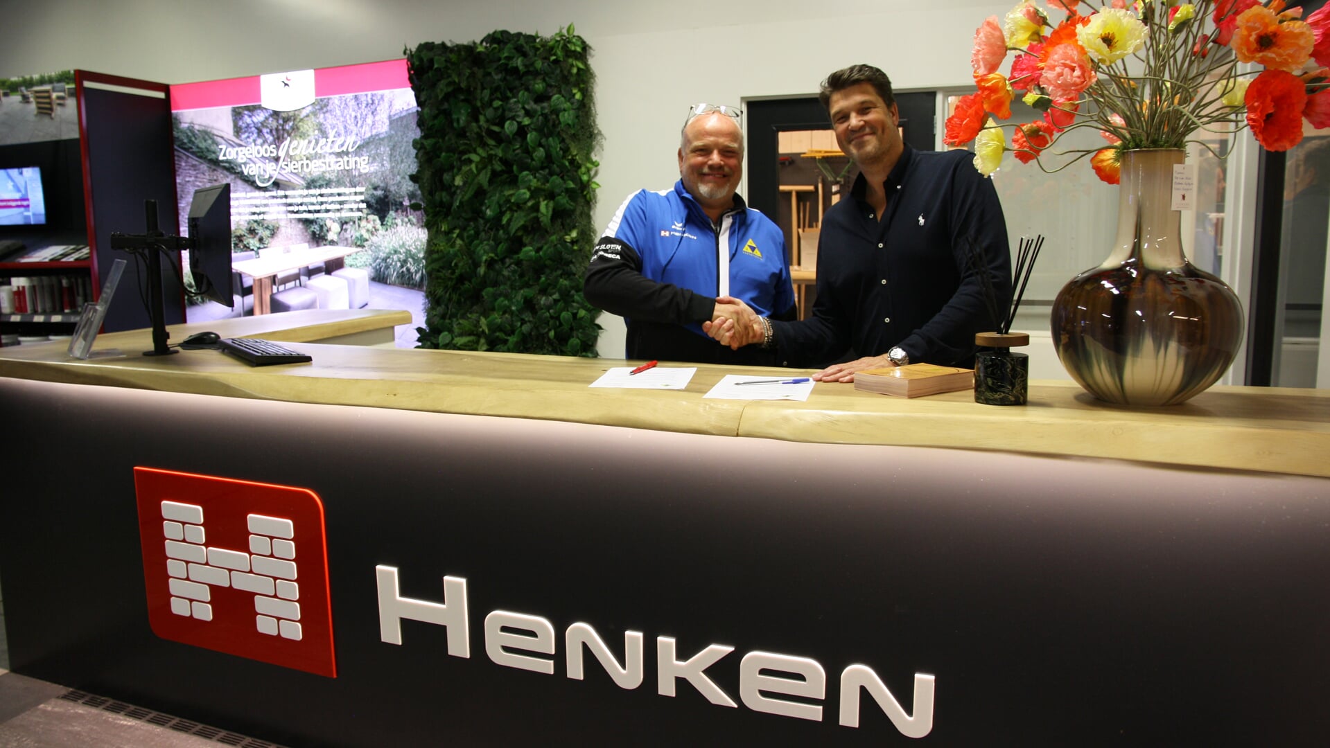 Gert Henken en Marco Kunz schudden elkaar de hand na het ondertekenen van het sponsorcontract.