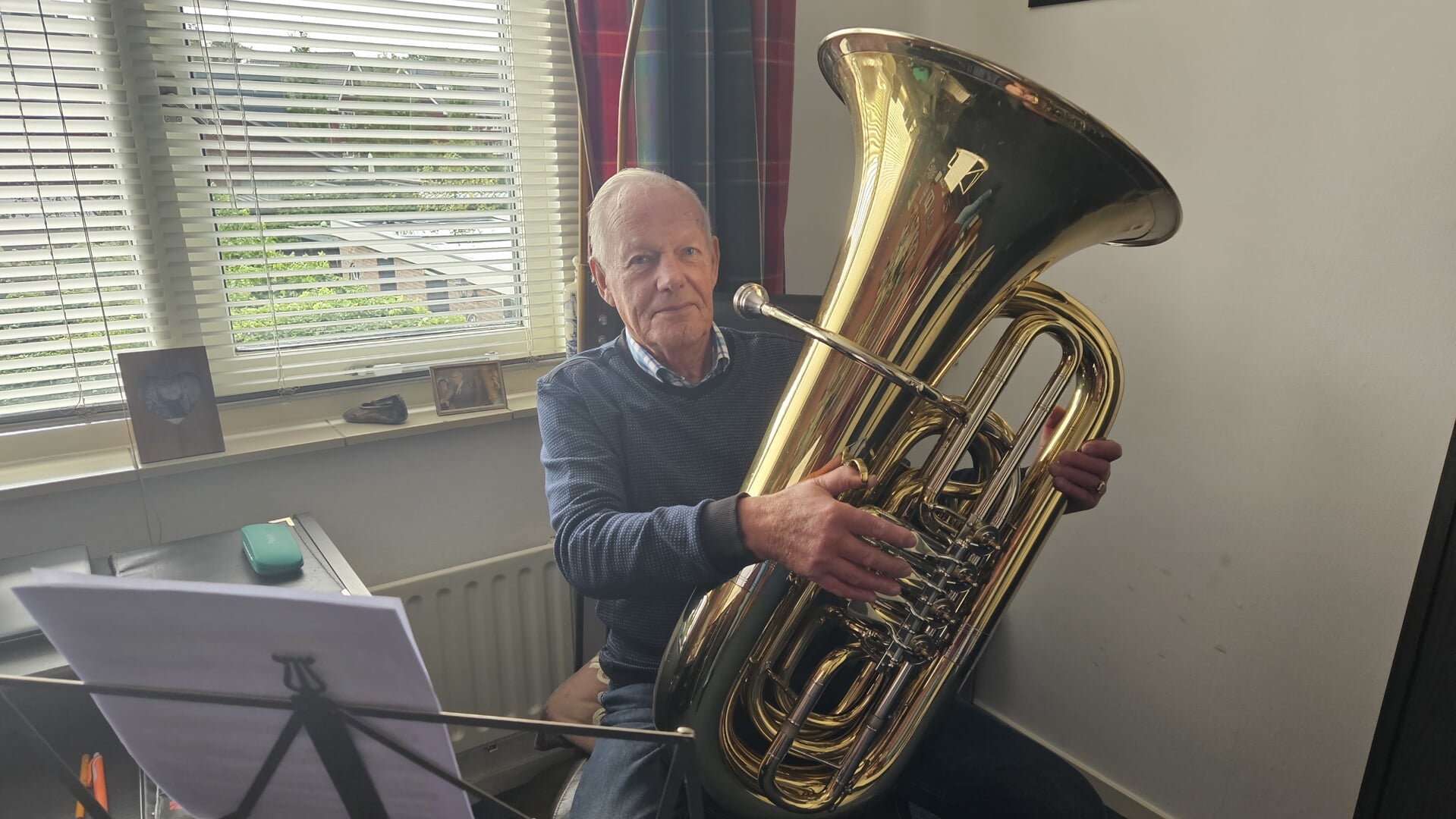 Henk van Oostrum met de bastuba, zijn huidige instrument.