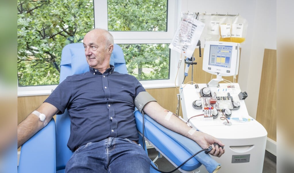 Man doneert bloedplasma op een van de afnamelocaties van Sanquin.