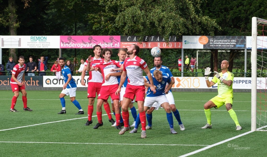 De corner van Tycho de Wit wordt doorgekopt door Tim Elders 