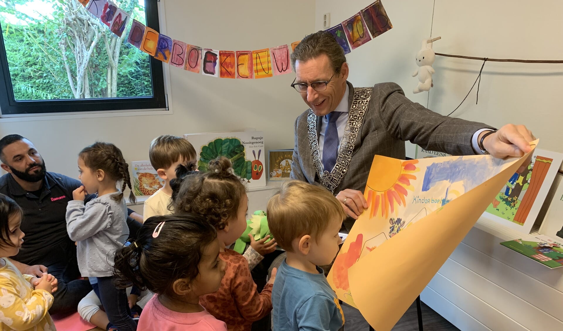 Burgemeester Tjapko Poppens in een van de kinderdagverblijven van KinderRijk.