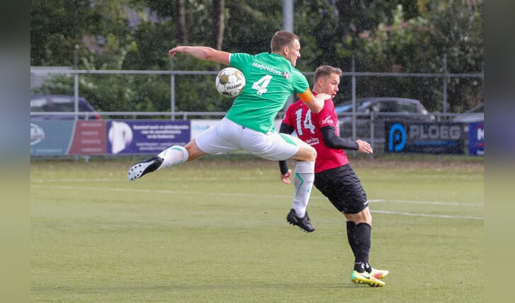 Aanvoerder Martien van den Berg (groen shirt 4) had pech dat een handsbal tot strafschop werd gebombardeerd. 