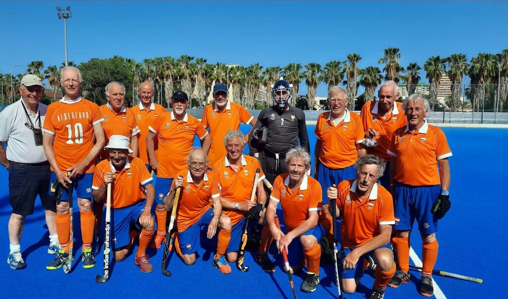Teamfoto van het Nederlandse 75A-team op het EK in Valencia afgelopen juni met Rapid-legende Rob Struik helemaal rechts. 