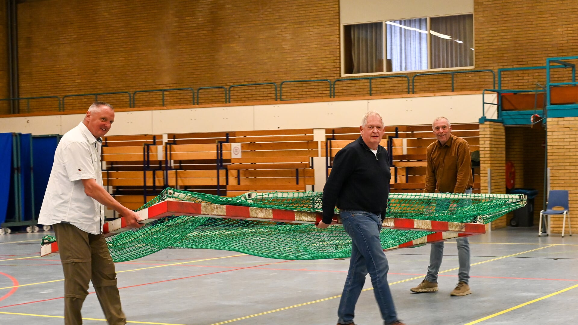 Op symbolische wijze helpen Paul van den Deijssel, Edwin Zoetelief en Cleem Diemers alvast met opruimen.