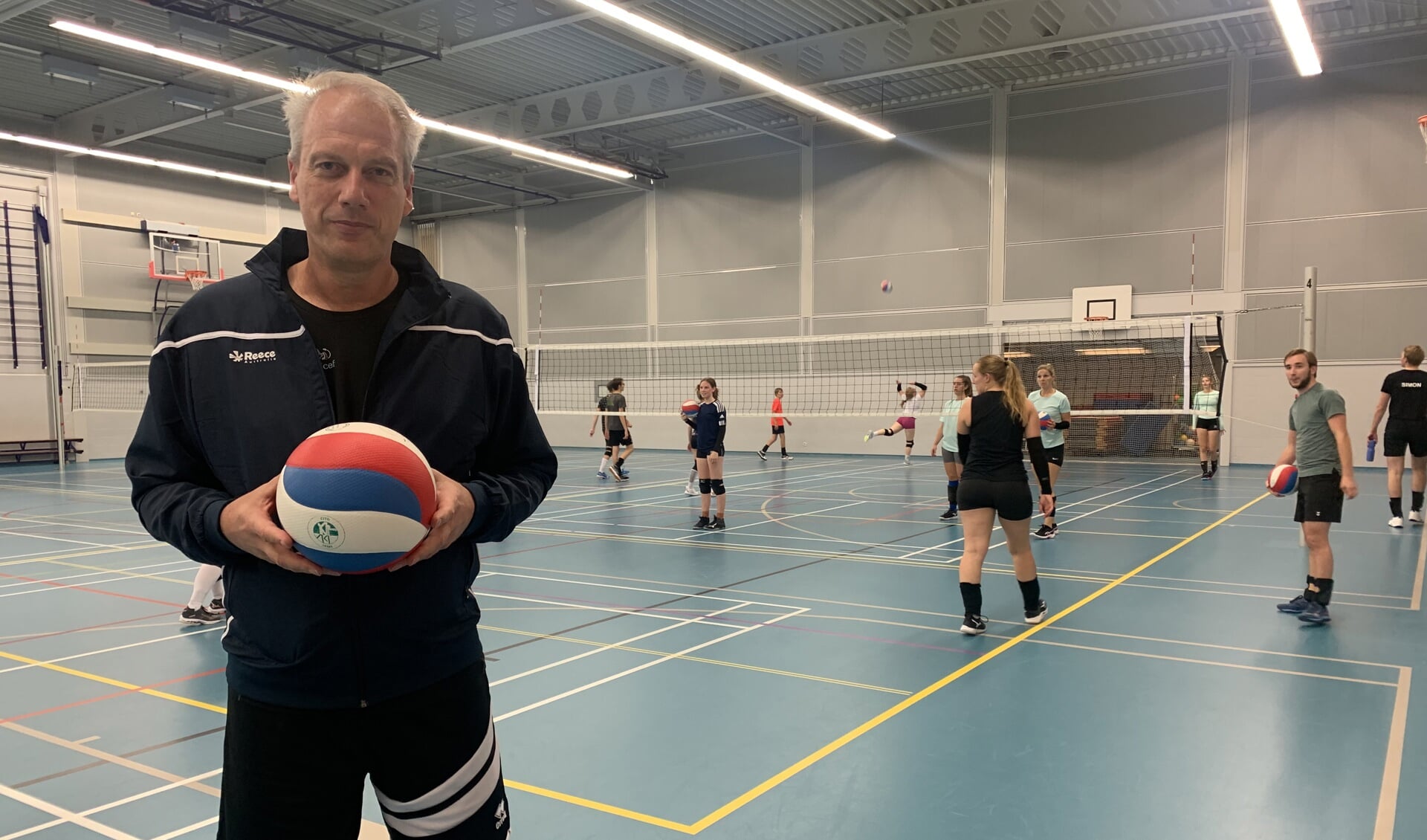 Cito-coach Robbert-Jan Kip in sporthal De Koppeling, thuishaven van de Zeister volleybalclub.