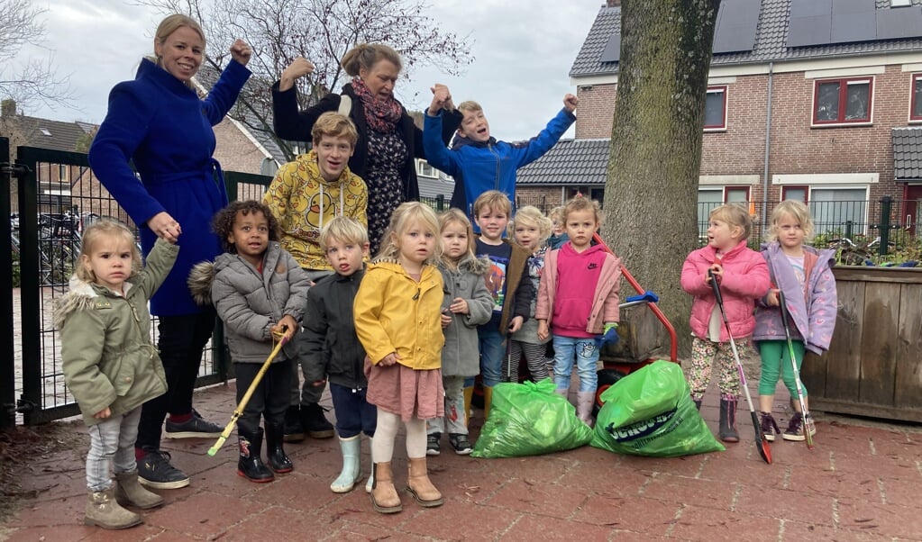 Met grijpers, zakken en handschoenen van Opgeruimd Leusden gingen de diverse groepen op pad om in de omgeving zwerfafval op te rapen.
