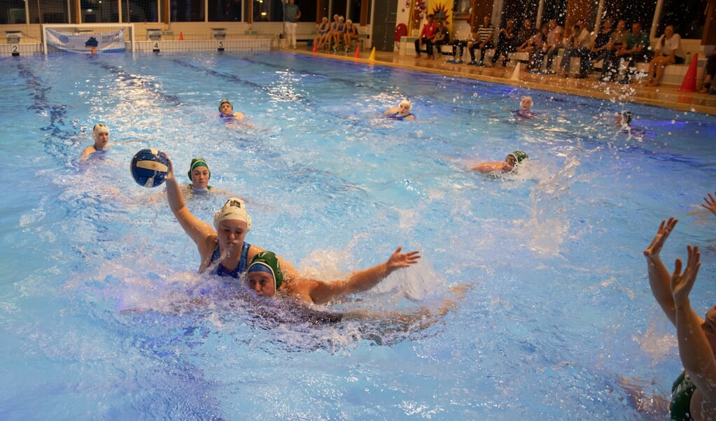 ZC de Vuursche waterpolo Dames 1 speelde in sportcentrum de Trits in Baarn tegen Brandenburg dames 3.