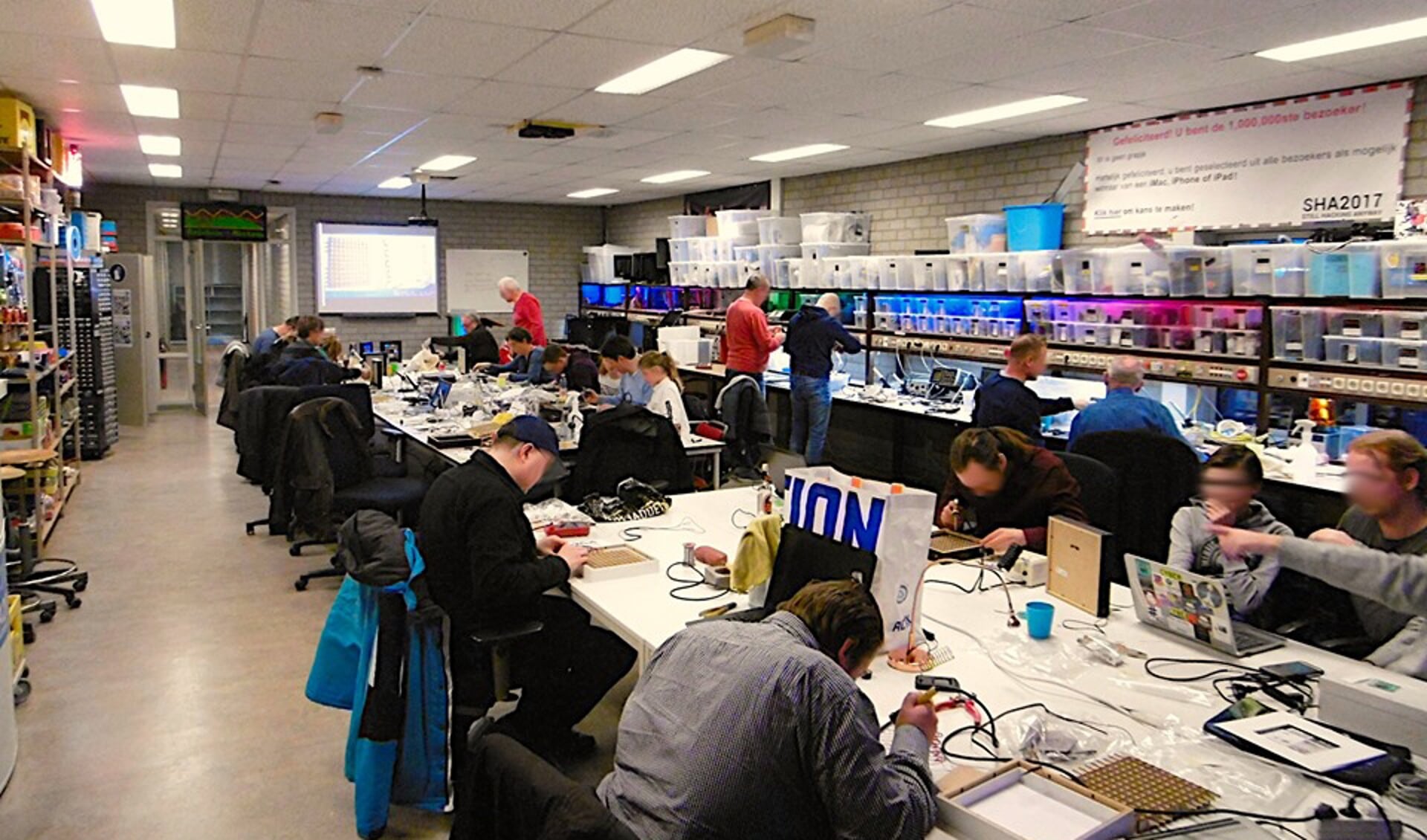 Deelnemers werken aan projecten in de hackerspace